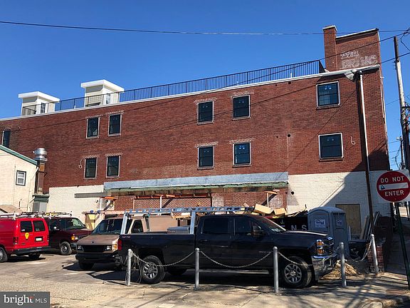 4th image of 256 Bridge St #102