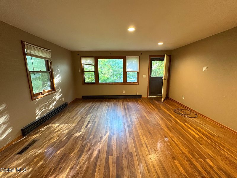 3rd image of 118 Meadow Lane