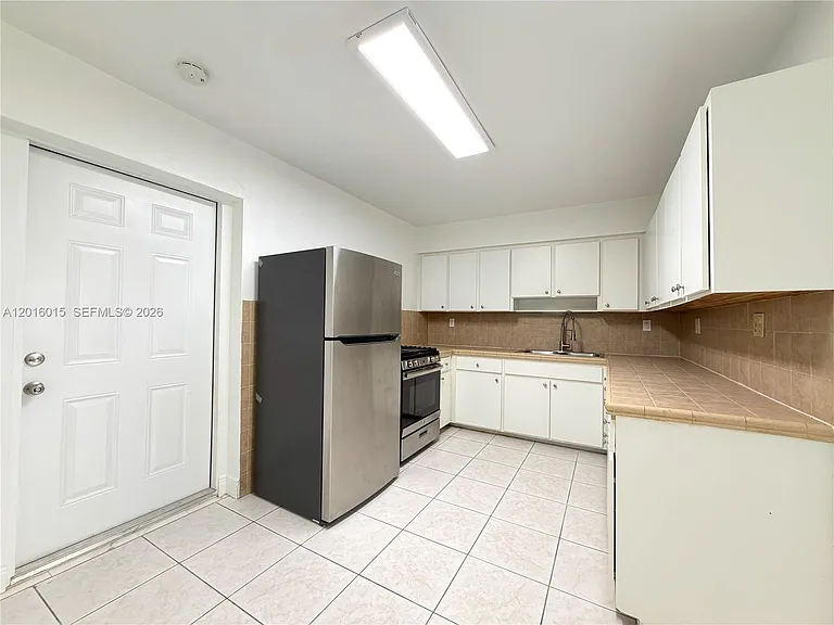 1740 SW 47th Ave — Photo 6