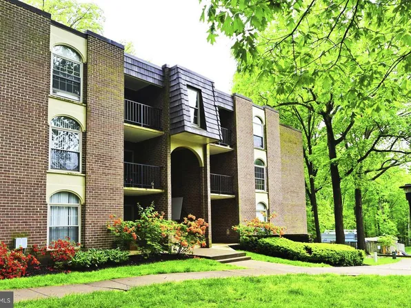 3318 Woodburn Village Dr APT 32, Annandale, VA 22003