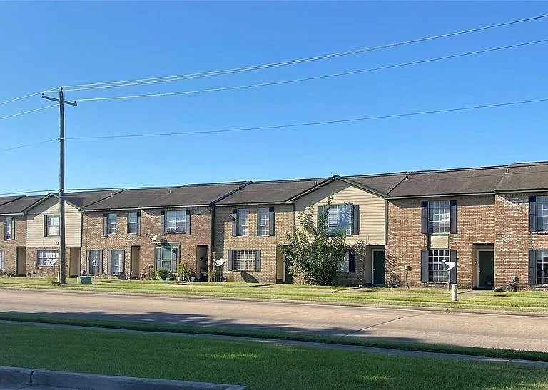 101 E Hospital Dr #1 — Photo 1