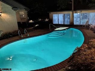 6 S Cornwall Ave, Ventnor, NJ 08406