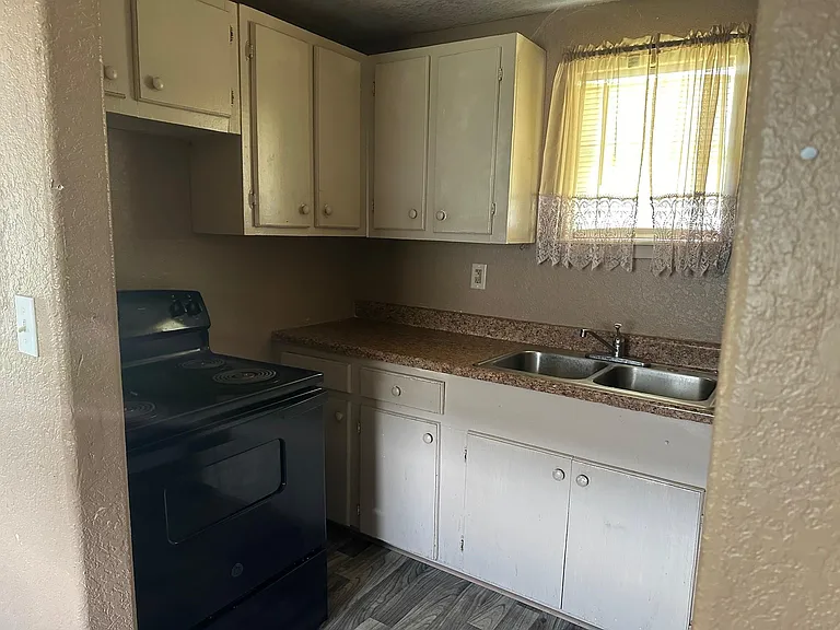 310 S Avenue D — Photo 5
