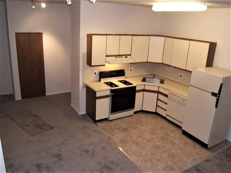 343 Queen St #A — Photo 6