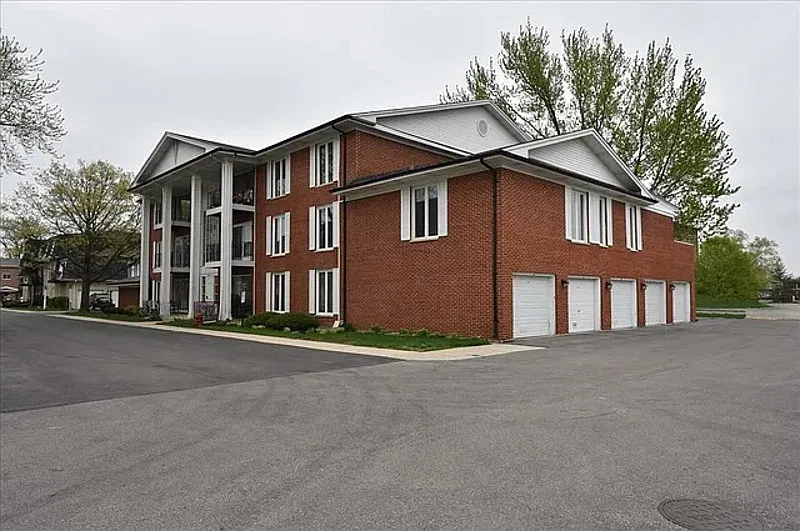2 bed, 2.0 bath, 990 sqft, $1,458 — Photo 2