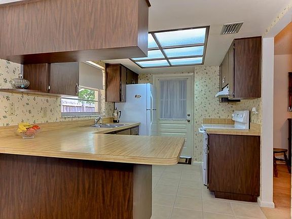 5th image of 806 Rollingwood Ln