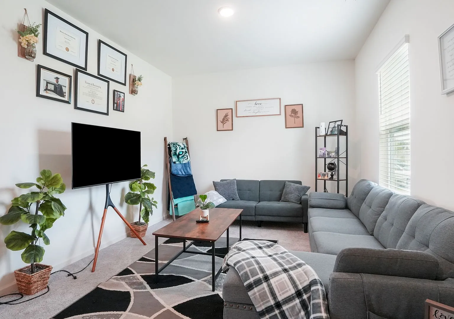 4 bedroom 2.5 bathroom Single Family Home — Photo 3
