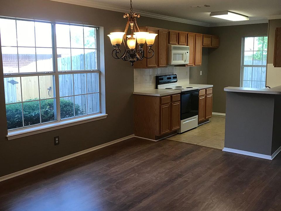 1st image of 220 Willowbrook Ln