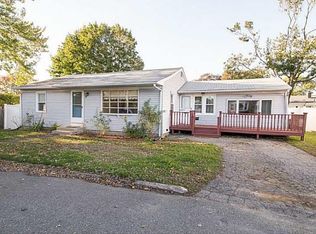 28 Mozart St, Cranston, RI 02920