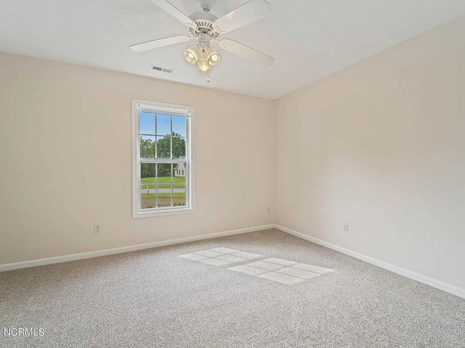 3 bed, 2.0 bath, 1739 sqft, $1,795 — Photo 4