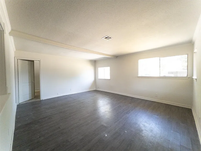 814 Eastlake St — Photo 6