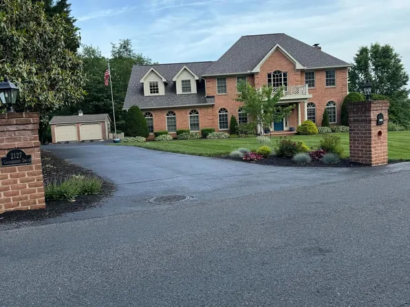 2127 Castlegreen Dr, Greencastle, PA 17225