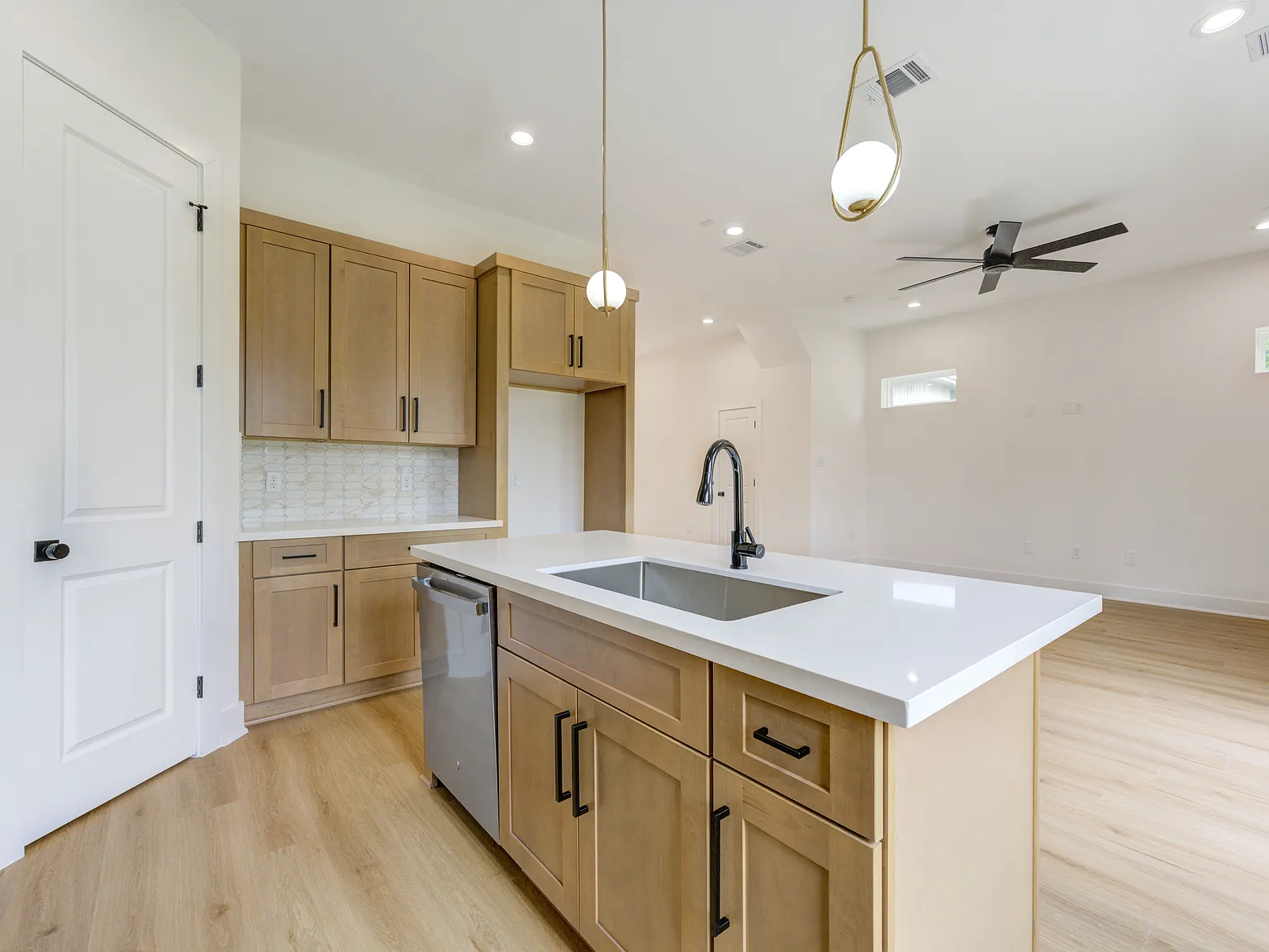 3 bed, 2220 sqft, $2,550 — Photo 2