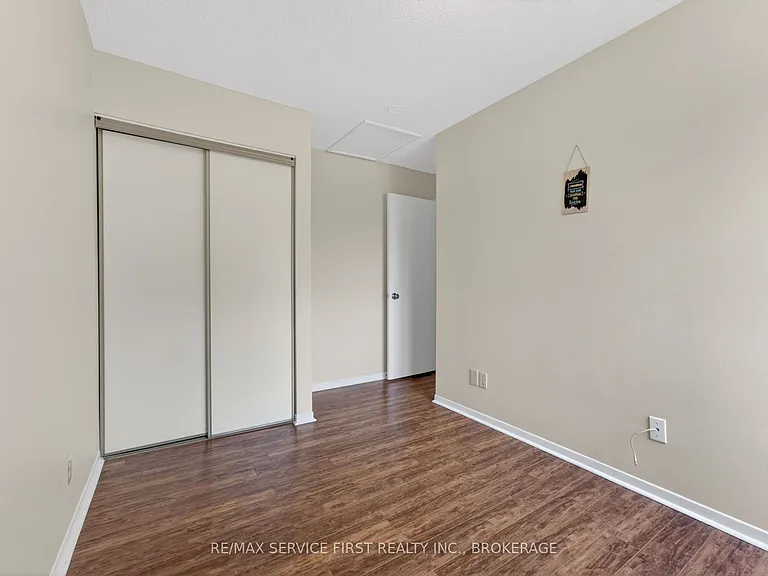 877 Muirfield Cres — Photo 24