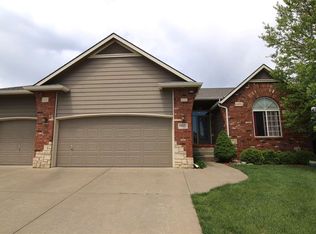 402 E Fox Run Ct, Mulvane, KS 67110