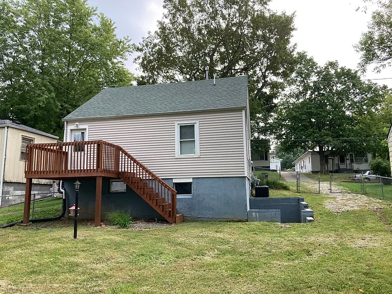 504 Henry St — Photo 32