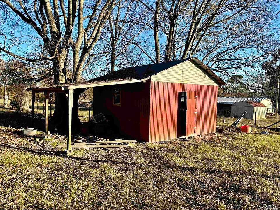 2nd image of 607 W 3rd St