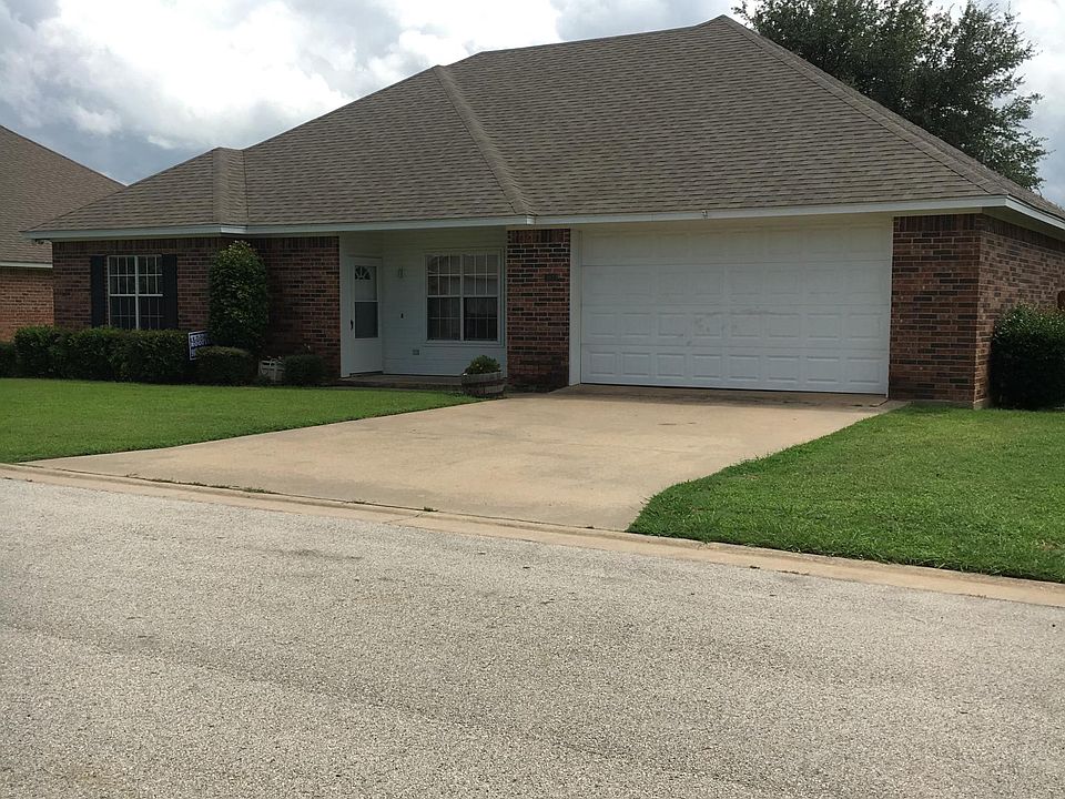 Curb view of 107