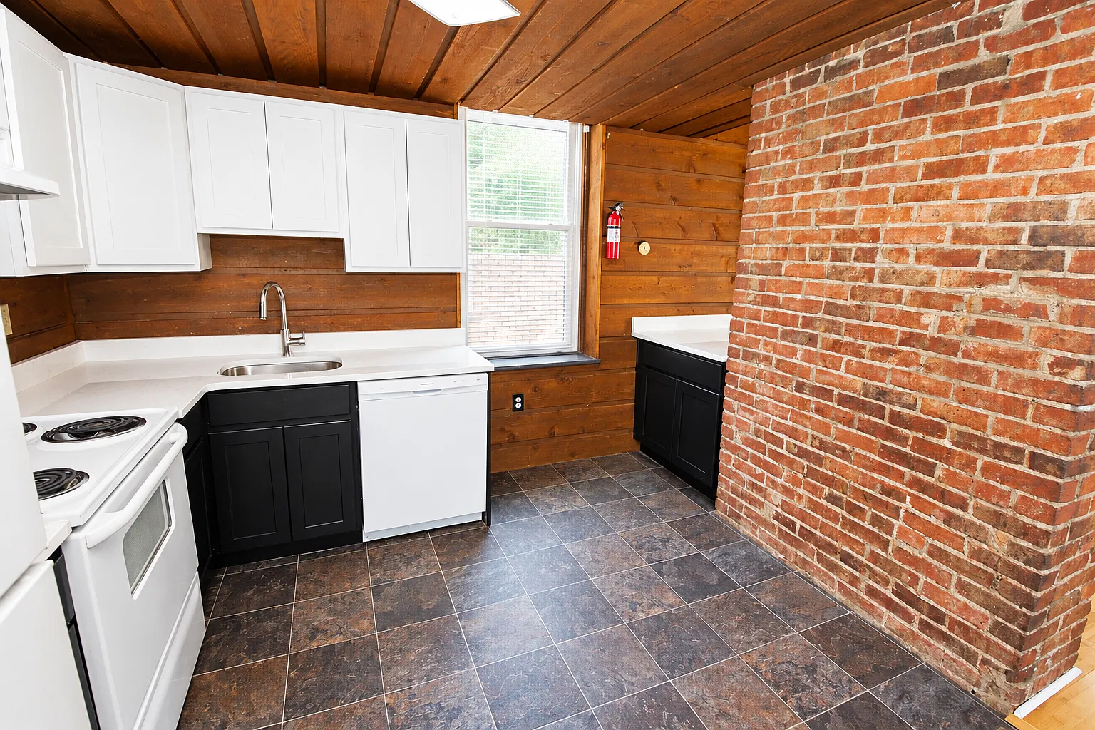 2 bed, 749 sqft, $1,825 — Photo 3