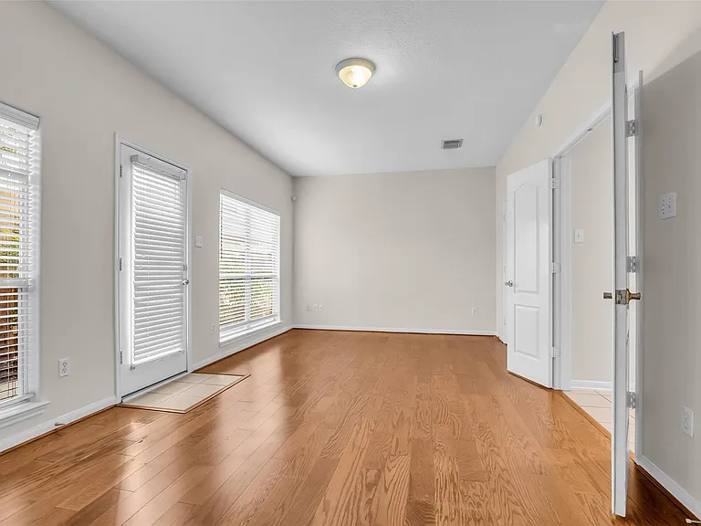 2123 Stacy Knl — Photo 3