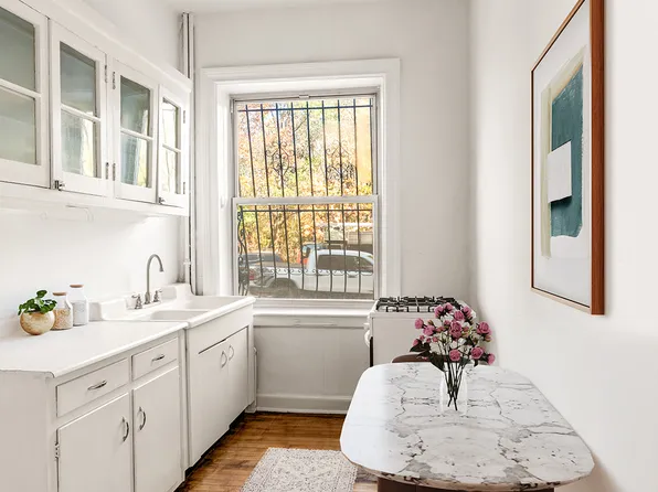 175 Prospect Park South West image 4 of 9