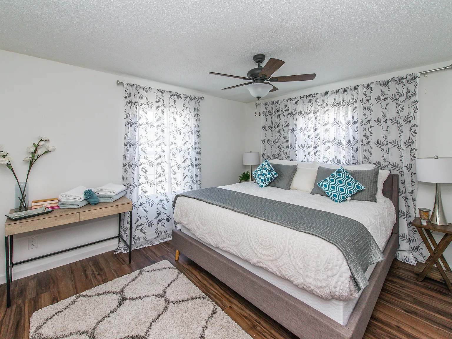 3 bed, 1.5 bath, 1008 sqft, $2,500 — Photo 2