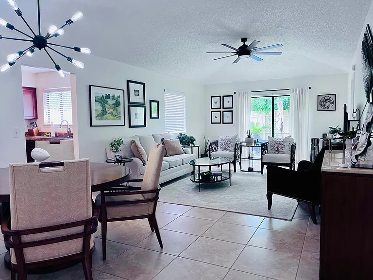 Open dining and living room with high ceilings.
*Home is unfurnished*
*Prior tenant's furnishings*