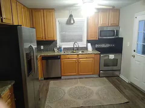 Photo 1 of 4 - 551 Melbourne Ct - Charlotte, NC Primary Photo - 551 Melbourne Ct