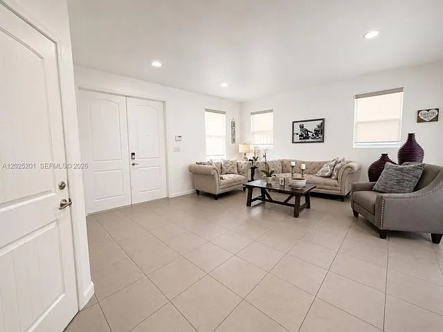 4 bed, 2.5 bath, 2280 sqft, $4,300 — Photo 2