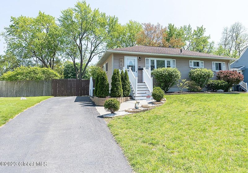 3rd image of 22 Tanglewood Road