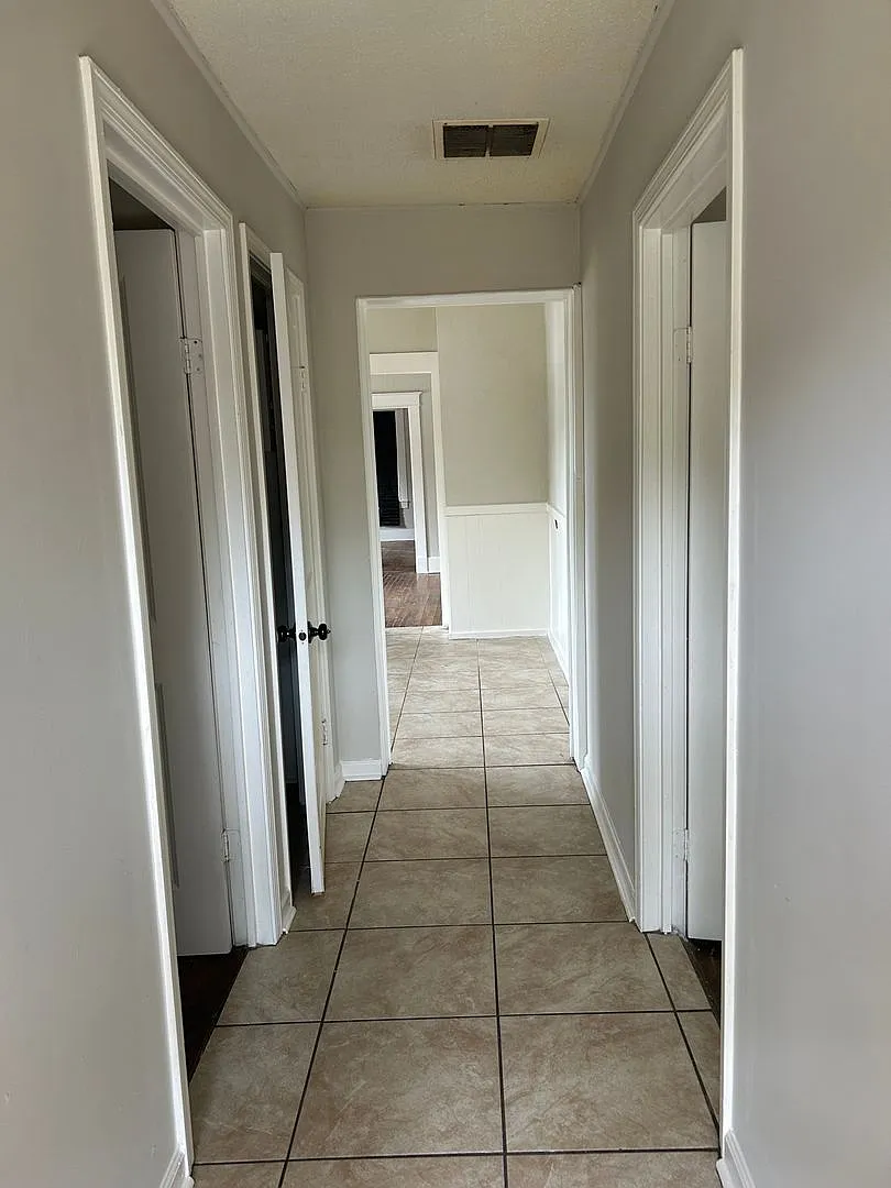 4 BR 2 bath — Photo 2