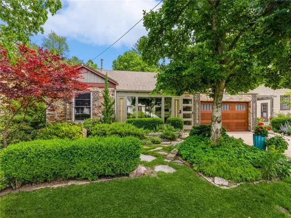 6106 Woodland Rd, Des Moines, IA 50312