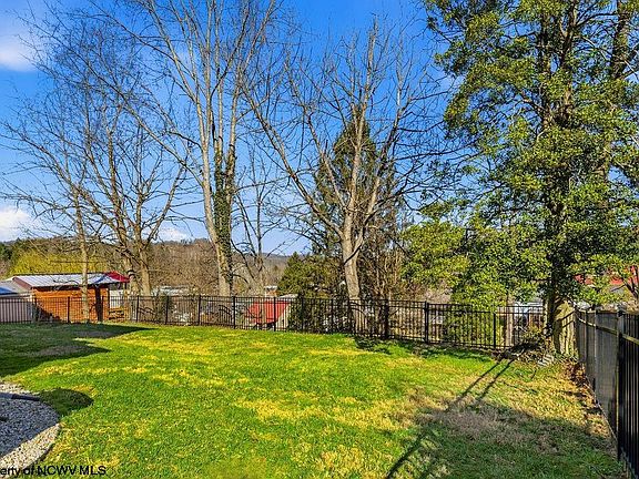 3rd image of 228 Jefferson St