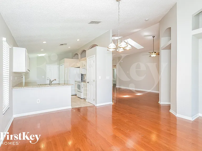 2251 Mallory Cir — Photo 5