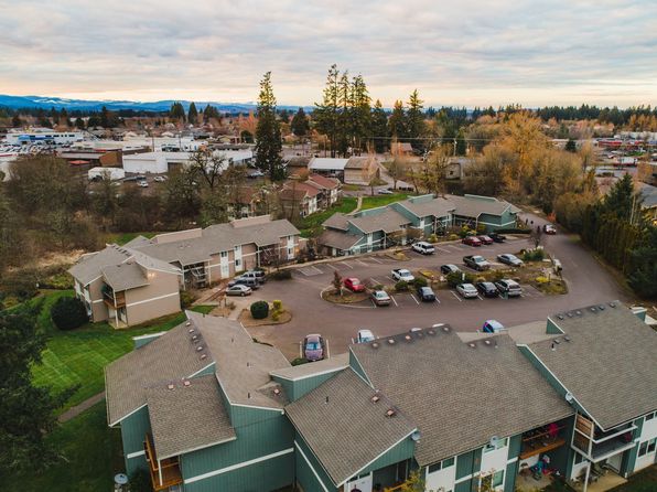 2048 NE Highway 99w APT 25