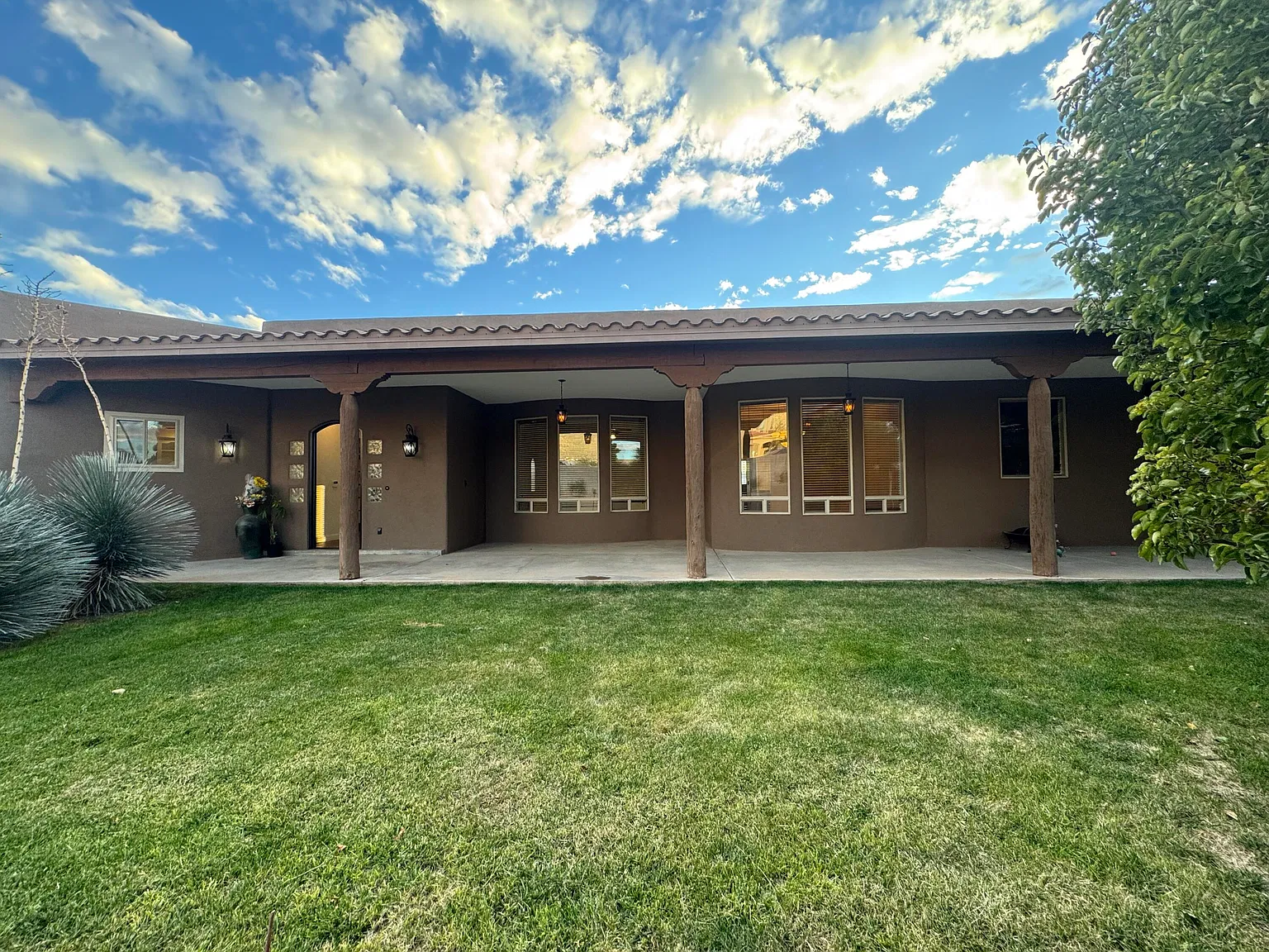 5 bed, 4.0 bath, 4833 sqft, $5,000 — Photo 1
