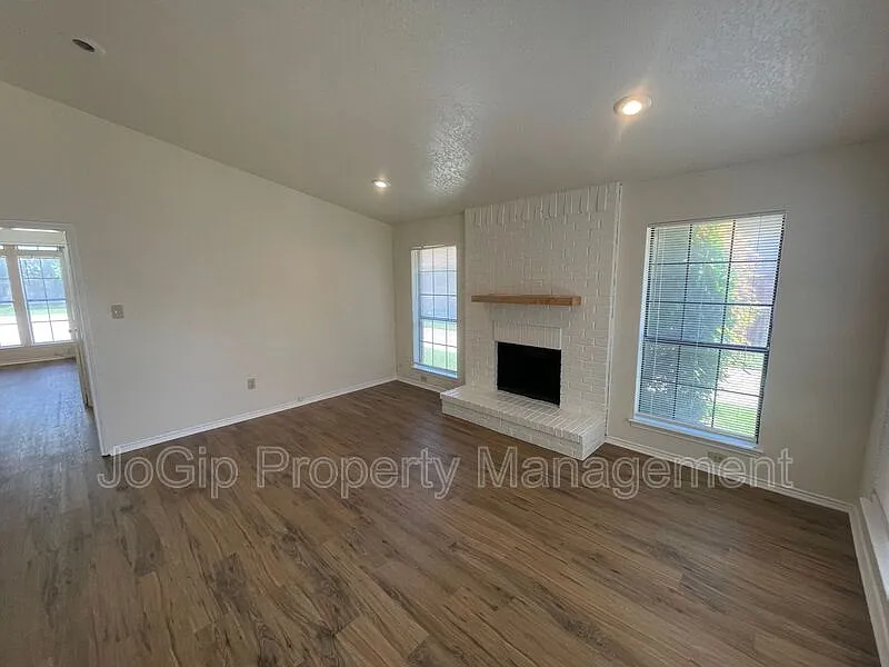 2 bed, 2.0 bath, 951 sqft, $1,350 — Photo 2