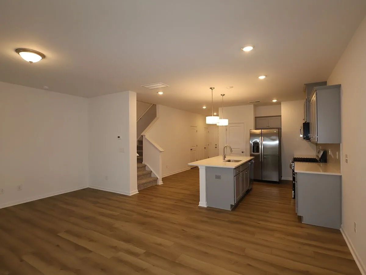 3 bed, 1666 sqft, $1,990 — Photo 2