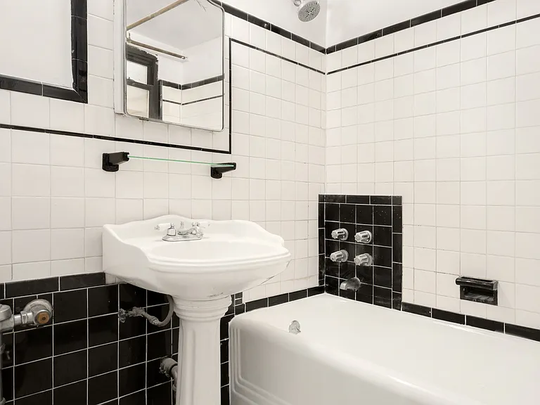 240 E 24th St #3F — Photo 5