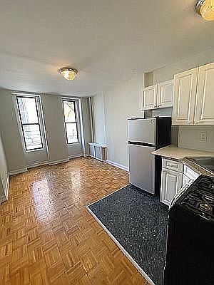 3rd image of 546 W 50th St #B2fe