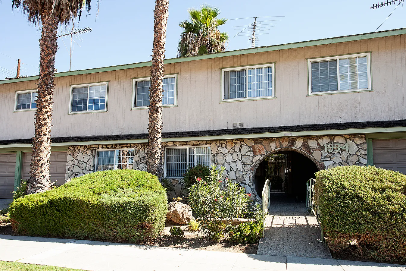 1934 N Hollywood Way — Photo 1
