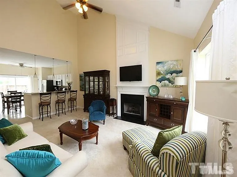 207 Mannington Dr — Photo 3