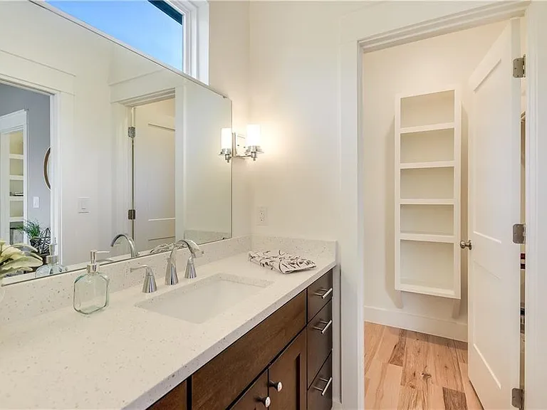 508 E 55th Ave — Photo 9