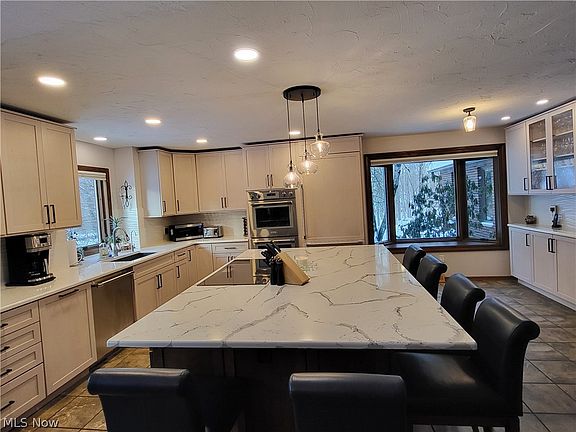 2nd image of 1882 Meadow Dr