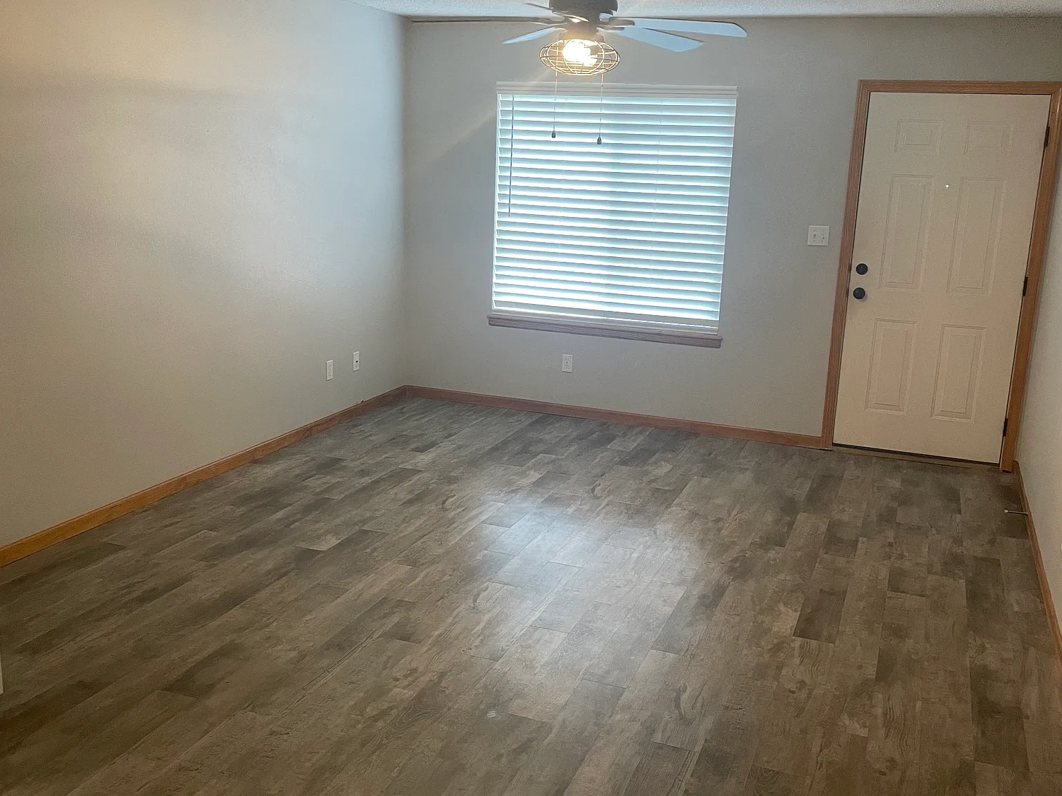 2 bed, 1.5 bath, 858 sqft, $1,300 — Photo 3