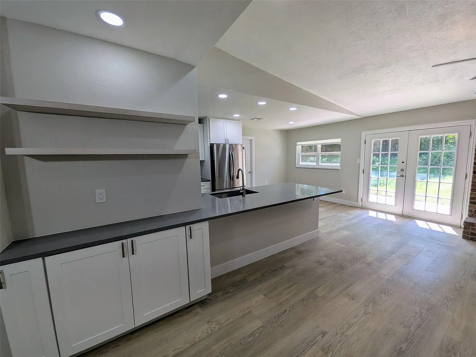 3 bed, 2.0 bath, 1477 sqft, $2,450 — Photo 4