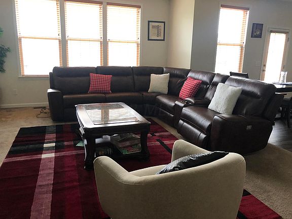 3rd image of 827 Admiral Dr