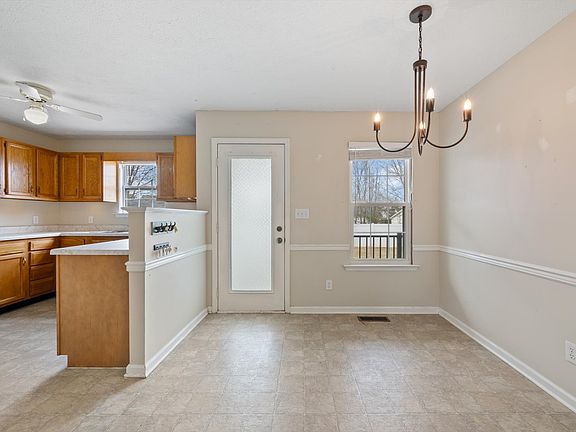 5th image of 2719 Rocking Horse Ln