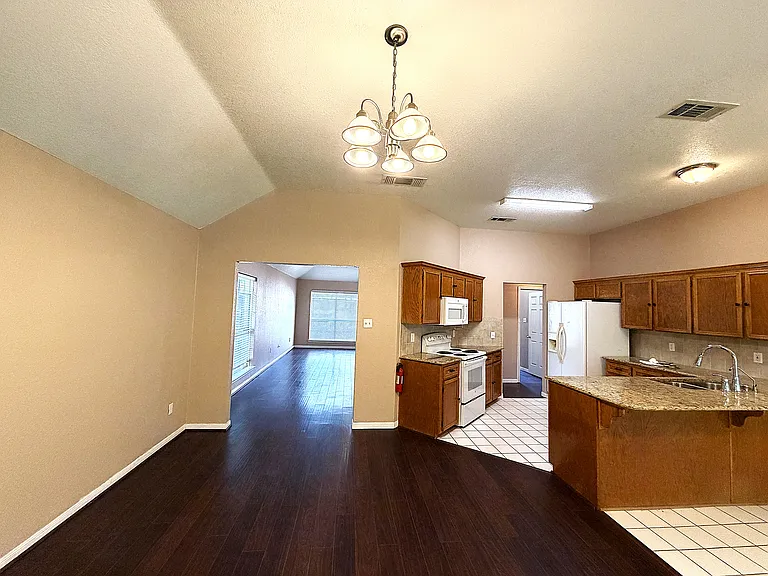 405 Gina Dr — Photo 2