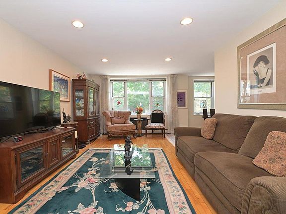 3rd image of 185 S Middle Neck Rd APT 1M
